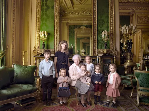 Королева Елизавета II вместе со своими внуками позирует для фото, 21 апреля 2016 г.