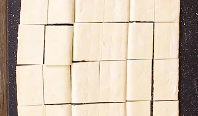Размороженное слоеное тесто нарезать на четное число прямоугольников.