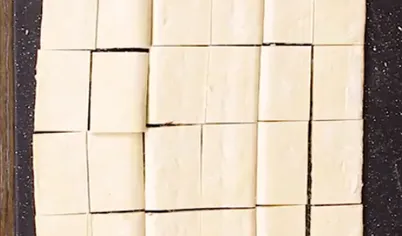 Размороженное слоеное тесто нарезать на четное число прямоугольников.