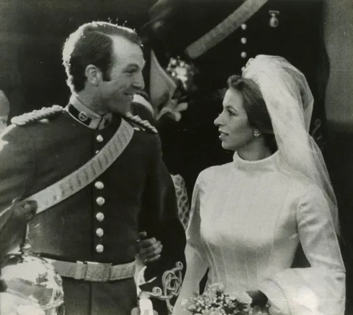 Первое свадебное платье принцессы Анны: закрытая зона декольте и высокий воротник, который намного ближе к стилю эпохи Тюдоров, чем к английской моде 70-х годов 20 века