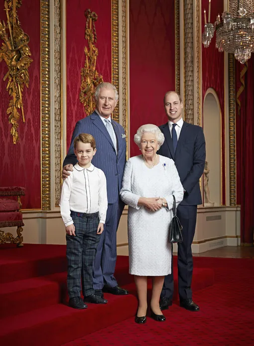 Семейный портрет королевской семьи: принц Чальз, принц Джордж, Елизавета II и принц Уильям