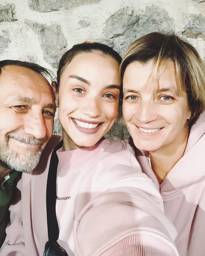 Виктория Дайнеко с родителями