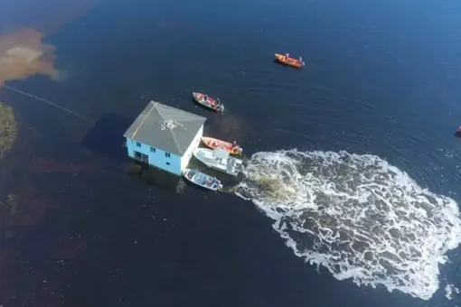 Семья из Канады на лодках переправила через залив 100-летний дом (видео)