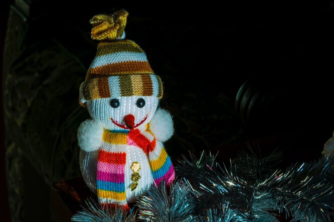 Снеговик из ниток для вязания – простая новогодняя поделка для малышей