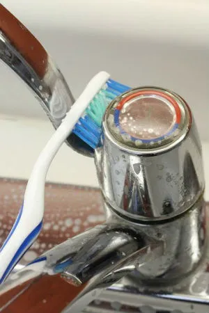8 мест, куда стоит засунуть зубную щётку