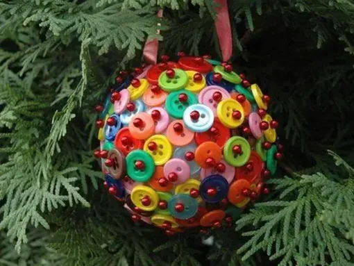 Новогодние игрушки своими руками: шары с пуговицами