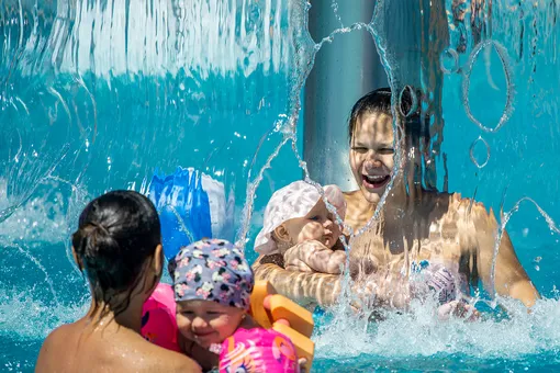 «Будет пугать своим видом»: ребенка с инвалидностью не пустили в аквапарк