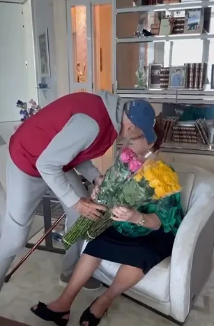 Игорь Крутой дарит маме цветы фото