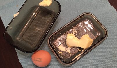 Сливочное масло и яйцо заранее достать из холодильника. Масло порезать на кусочки, чтобы оно размягчилось.