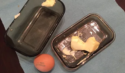 Сливочное масло и яйцо заранее достать из холодильника. Масло порезать на кусочки, чтобы оно размягчилось.