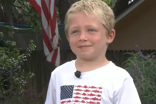 Невероятно! 7-летний мальчик плыл целый час, чтобы позвать помощь тонущей семье