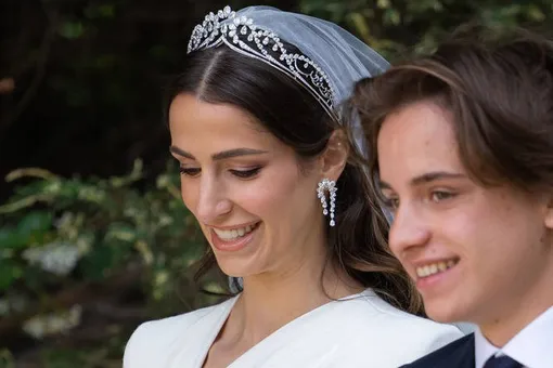 На свадьбу принца Иордании невеста Раджва и Кейт Миддлтон пришли в платьях одного дизайнера