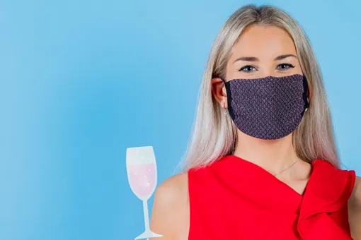 Академики обсудили эффективность смоченной водкой маски против штамма «Омикрон»
