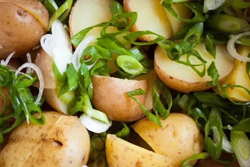 10 весенних салатов с молодым картофелем