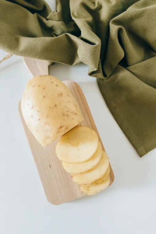 Картофель нарезанный и нож фото