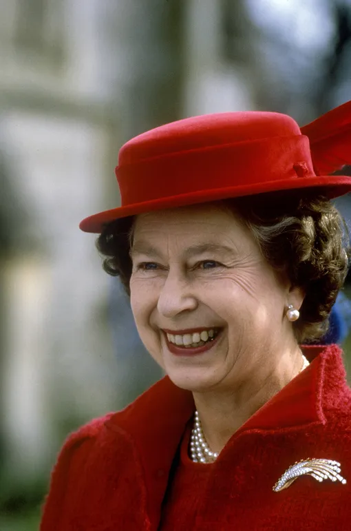 Королева Елизавета II в красной шляпе