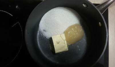 Мёд, сахар и масло растопите и добавьте 0,5 чл соды .
Помешивайте до появления золотистых искор.