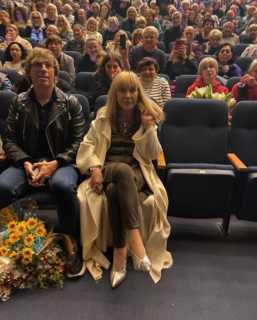 Алла Пугачева в белоснежном пальто и золотых туфлях произвела фурор на концерте Лаймы Вайкуле в Израиле