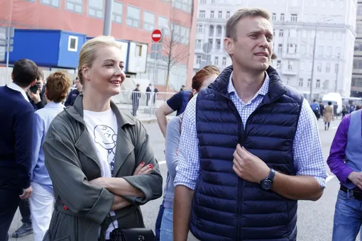 «Как здорово снова гулять с любимым фотографом!» Юлия Навальная позирует с мужем