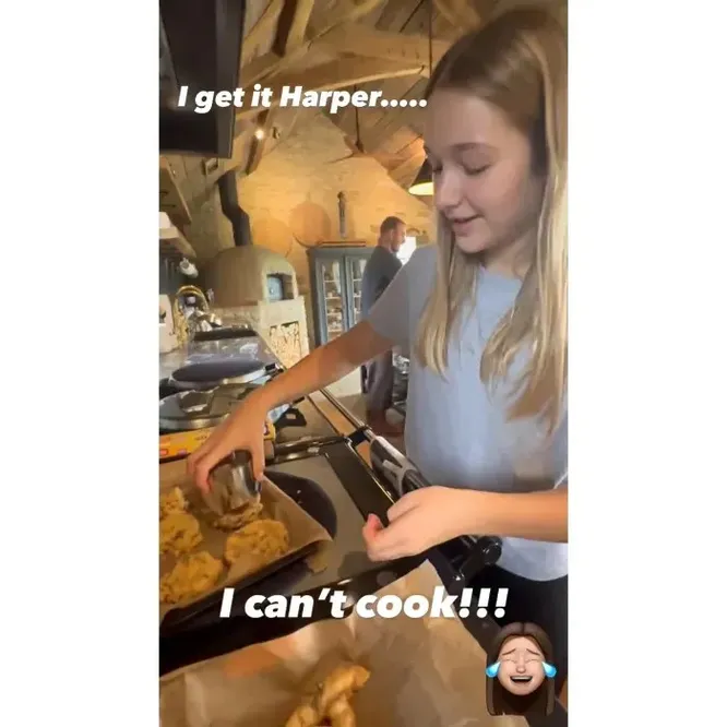12-летняя дочь Виктории и Дэвида Бекхэм готовит на кухне