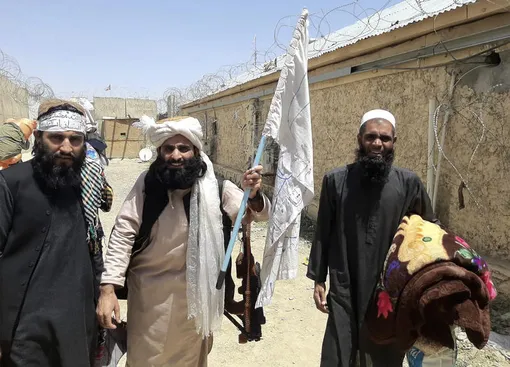 Боец Талибана (террористическая организация, запрещенная в РФ) выпускает из тюрьмы соратников,