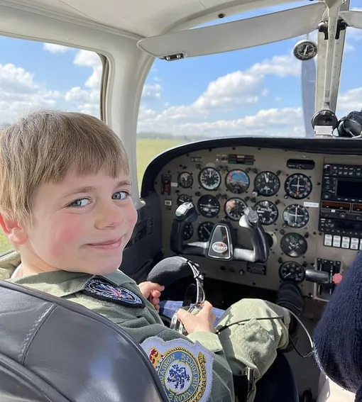 мальчик пилот, с каких лет можно летать на самолете