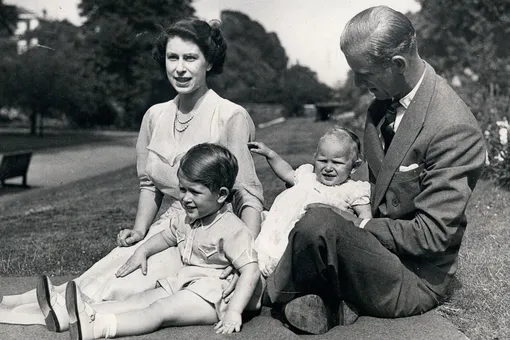Детство без матери: как однажды маленький Чарльз не узнал Елизавету II