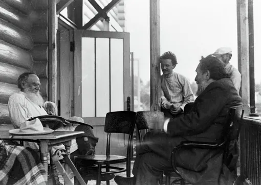 Писатель Лев Толстой (слева) , биолог Илья Мечников (справа) и пианист Александр Гольденвейзер
