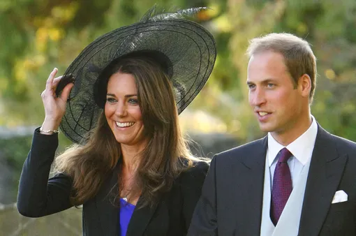 Принц и принцесса Уэльские покидают свадьбу своих друзей в 2010 году