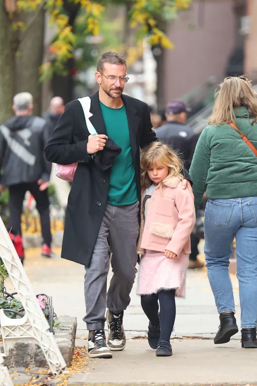 Брэдли Купер с 6-летней дочерью Леей, 31 октября 2023 года