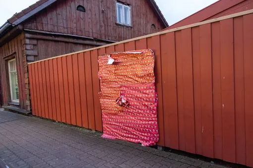 В Эстонии хозяевам вернули украденный два года назад забор. В подарочной упаковке!