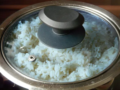 Рис принято варить в кастрюле с толстым дном