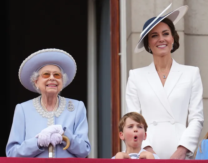 Принц Луи с мамой и прабабушкой в 2022 году на параде в честь дня рождения королевы Елизаветы II