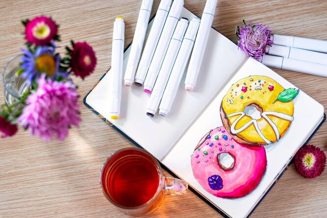 Скетчбук с нарисованными пончиками и маркеры, подарок на Пасху подростку