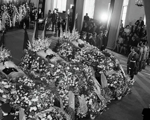Советские космонавты (справа) стоят в почётном карауле во время прощания с погибшими членами экипажа «Союз-11» Георгием Добровольским, Владиславом Волковым и Виктором Пацаевым