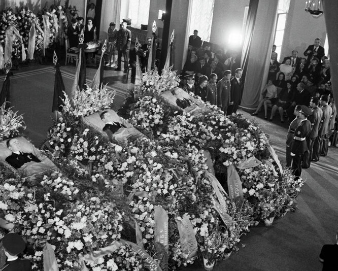 Советские космонавты (справа) стоят в почётном карауле во время прощания с погибшими членами экипажа «Союз-11» Георгием Добровольским, Владиславом Волковым и Виктором Пацаевым Советские космонавты (справа) стоят в почётном карауле во время прощания с погибшими членами экипажа «Союз-11» Георгием Добровольским, Владиславом Волковым и Виктором Пацаевым