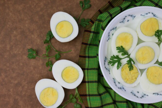 Куриные яйца вкрутую нужно варить около 10 минут, а перепелиные — 5 минут.