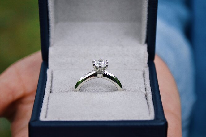 Свадьбы не будет: невеста вернула кольцо за 300 тысяч, назвав слишком дешёвым
