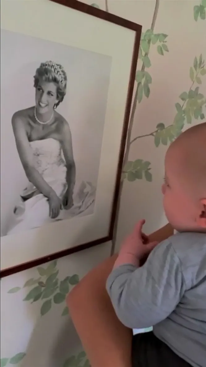Принц Арчи рассматривает портрет своей бабушки Дианы