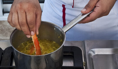 Выложите в почти готовый соус заранее размороженные и разделанные на фаланги клешни краба и отварите 10 минут.