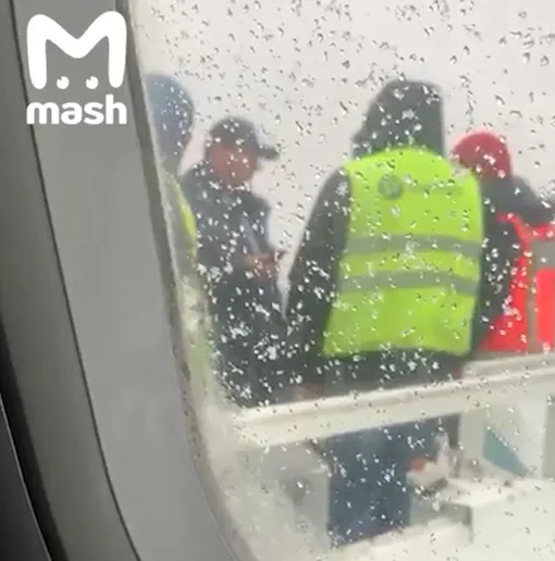 Пассажир снимает происходящее на борту из салона самолета