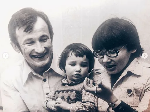 Анфиса Чехова в детстве с матерью и отцом