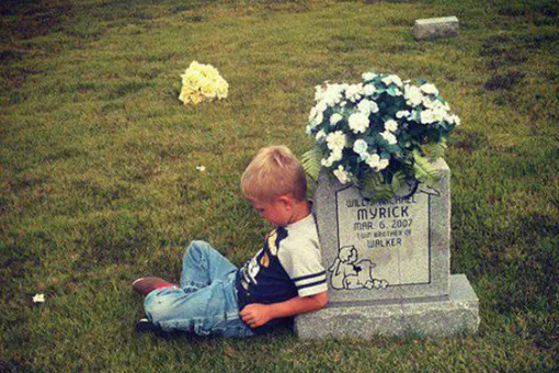 Мальчик десять лет навещает могилу брата-близнеца, чтобы рассказывать ему о своей жизни