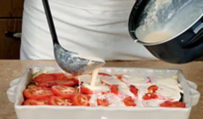 Приготовьте соус: в сковороде разогрейте сливочное масло и обжарьте муку до золотистого цвета. Горячее молоко влейте в сковороду с мукой, постоянно помешивая. Снимите с огня, добавьте яйцо и сме- тану. Приправьте мускатным орехом, солью и перцем. Вылейте соус на запеканку и поставьте в духовку на 30 минут.