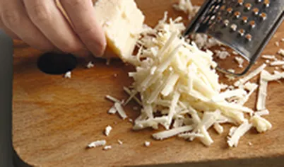 Пармезан или другой твердый сыр натрите на крупной терке.