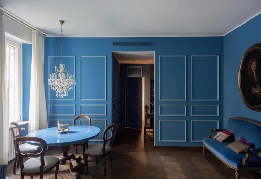 Гостиная с синими стенами и синими элементами декора