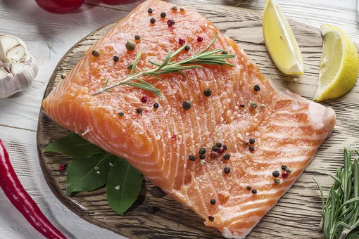 Как засолить вкусную красную рыбу в домашних условиях: делимся ценными советами к праздникам