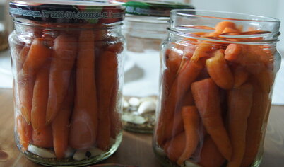 Затем уложить в банки морковь, залить кипятком и оставить на 3 минуты (морковь должна остаться хрустящей!), воду слить.
