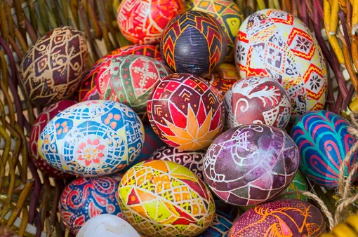 Красить яйца — пасхальная традиция