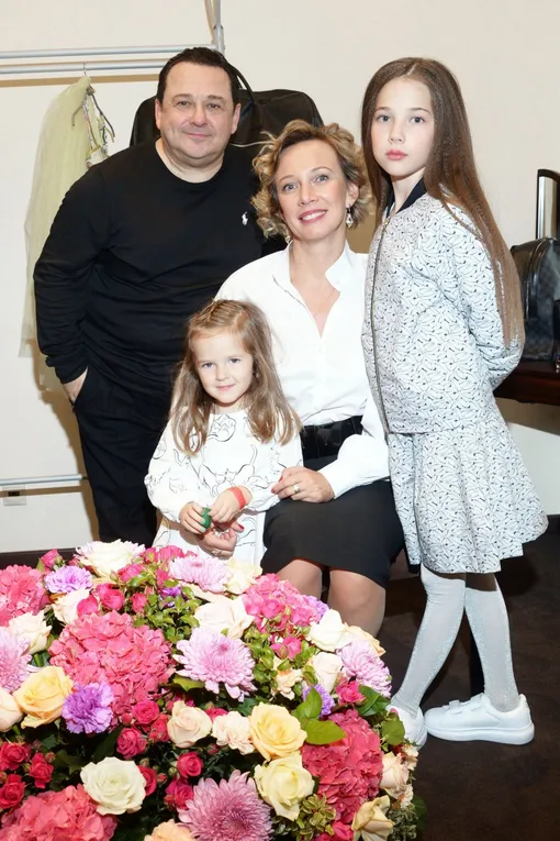 Игорь Саруханов с бывшей женой и детьми